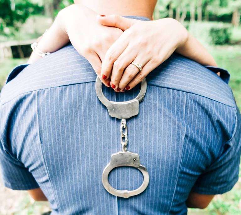 dating a police officer in